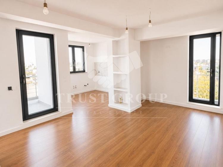 Penthouse cu 3 camere decomandat în Vatra Luminoasă