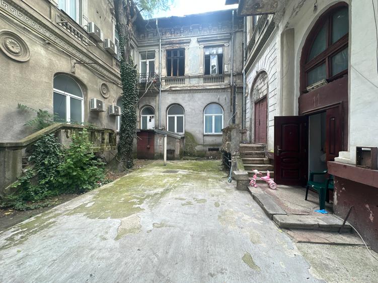 Apartament cu 7 camere decomandat în P-ța Unirii