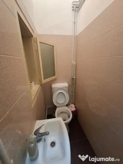Apartament cu 4 camere semidecomandat în Central