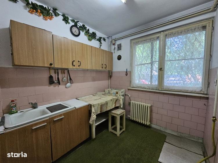Apartament cu 3 camere semidecomandat în Giulești