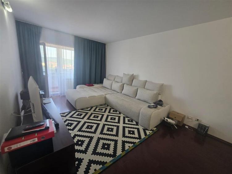 Apartament cu 3 camere decomandat, mobilat în Central