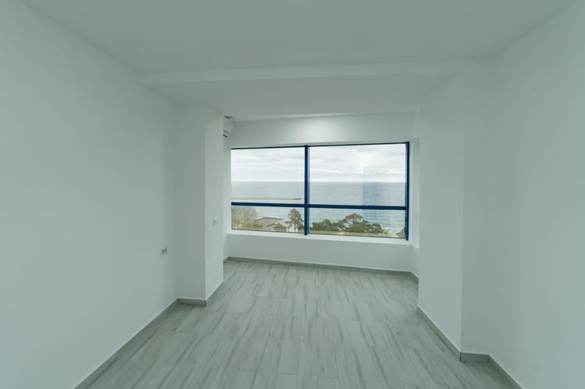 Apartament cu 3 camere semidecomandat în Olimp