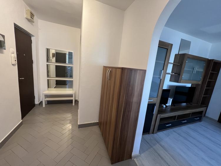 Apartament cu 2 camere semidecomandat, mobilat în 1 Mai