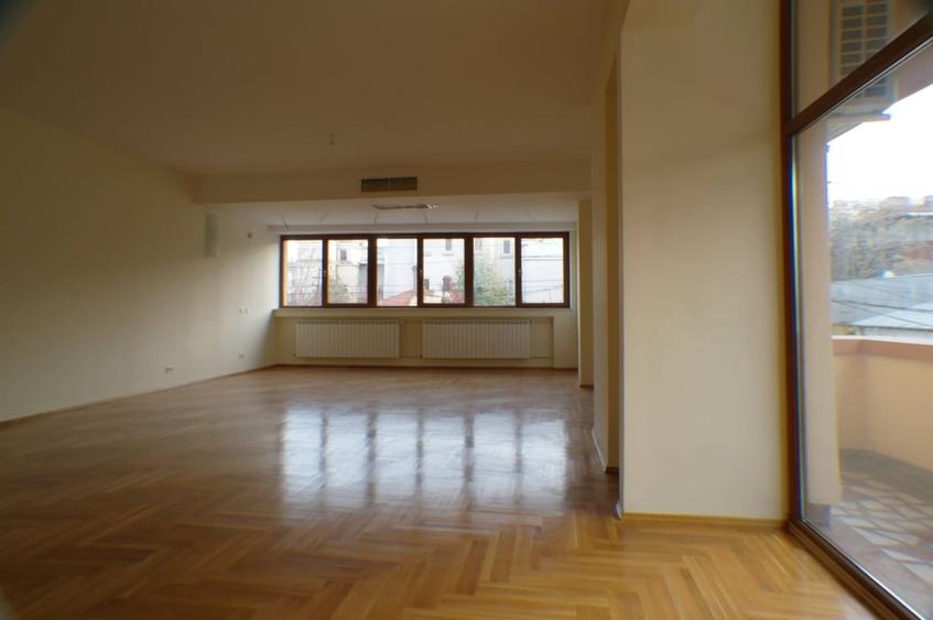 Casă cu 13 camere cu Teren 300 Mp în Dorobanți