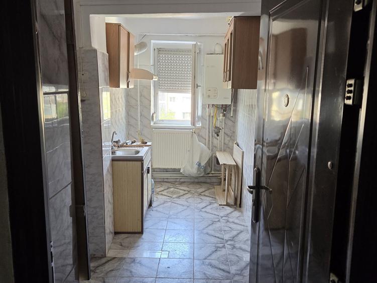 Apartament cu 3 camere semidecomandat în Central