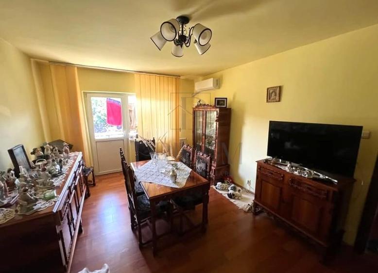 Apartament cu 3 camere decomandat în Aradului