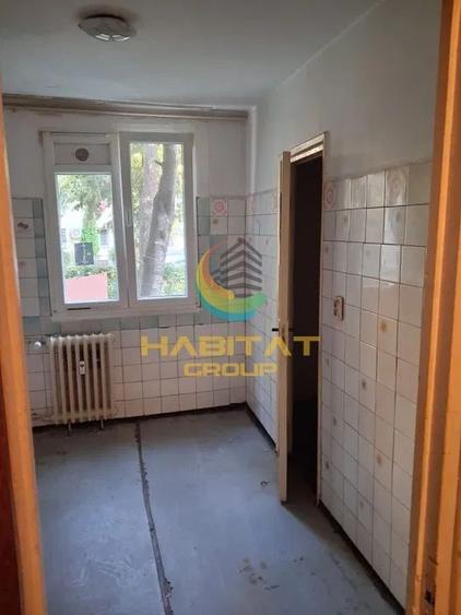 Apartament cu 3 camere semidecomandat în P-ța Reșița