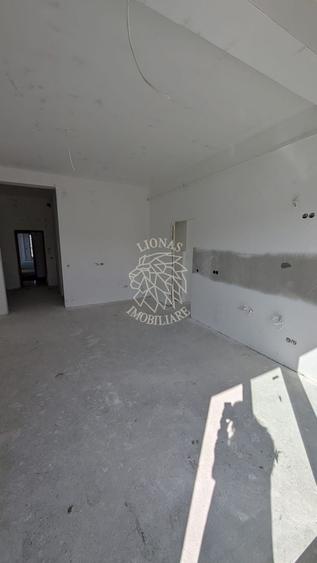 Penthouse cu 3 camere semidecomandat în Sud