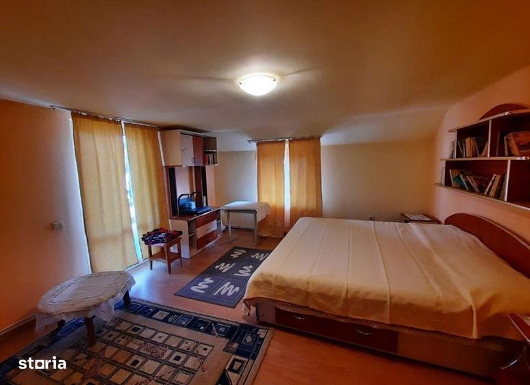Casă cu 4 camere cu Teren 5500 Mp în Central