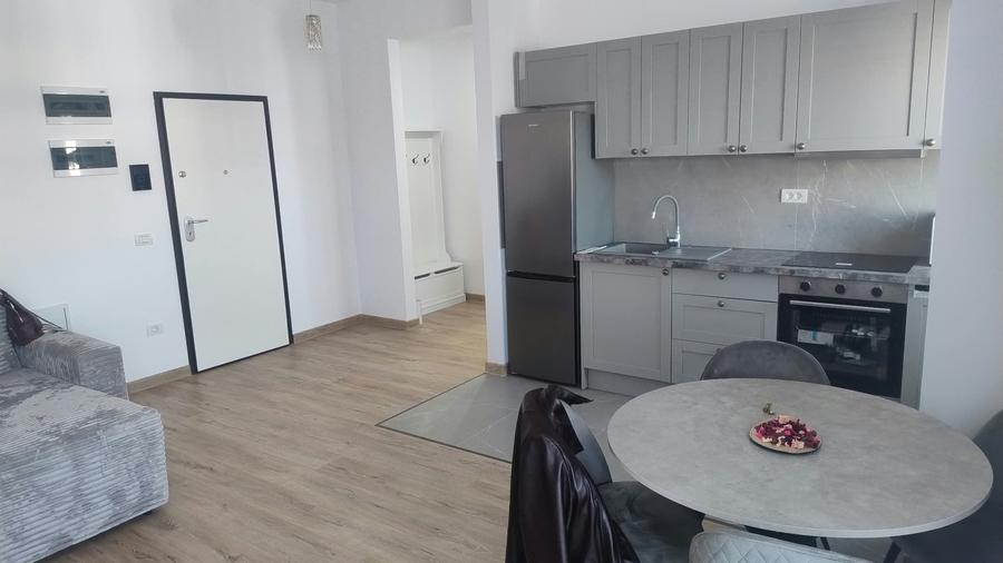 Apartament cu 2 camere decomandat în Tractorul