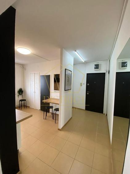 Apartament cu 3 camere semidecomandat, mobilat în Central