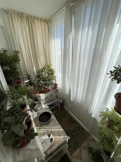 Apartament cu 3 camere semidecomandat, mobilat în Girocului
