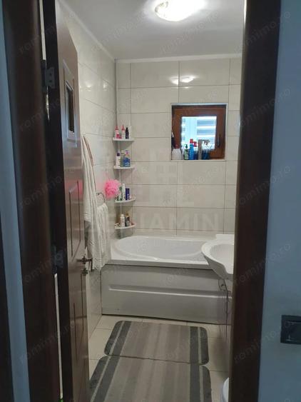 Apartament cu 4 camere decomandat în Noua