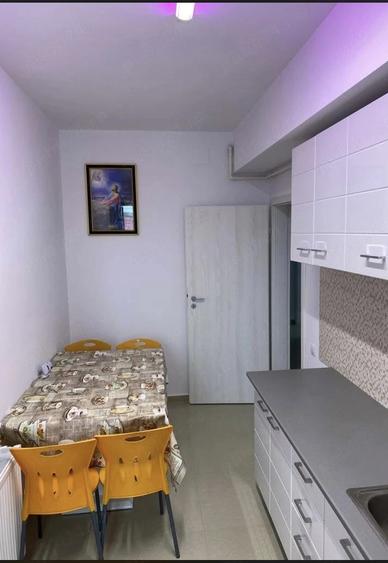 Apartament cu 3 camere decomandat în 1 Decembrie