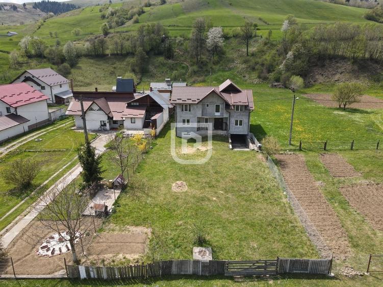 Casă individuală cu 8 camere cu Canalizare în Periferie