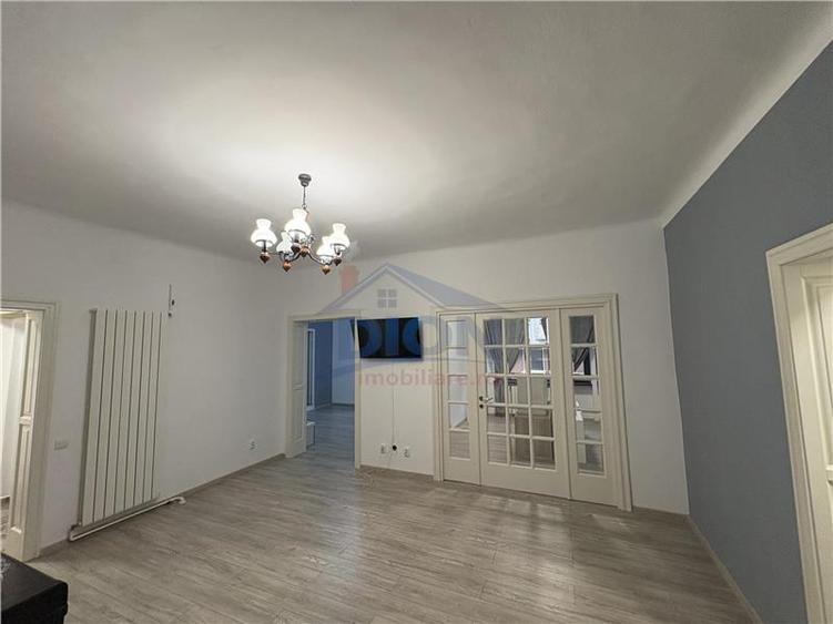 Apartament cu 3 camere semidecomandat în Universitate
