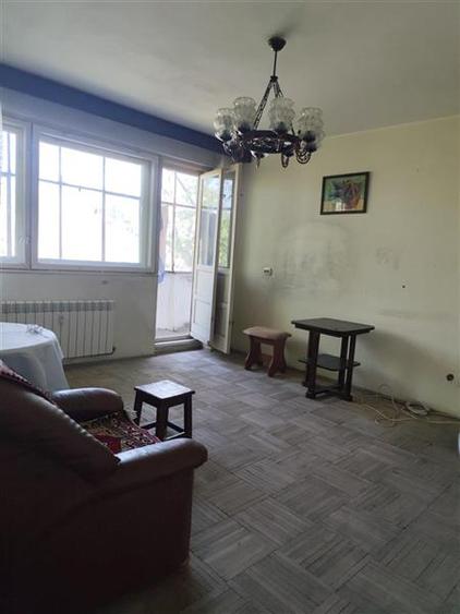 Apartament cu 3 camere semidecomandat în Sud
