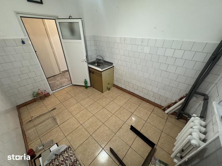 Apartament cu 3 camere decomandat în Far