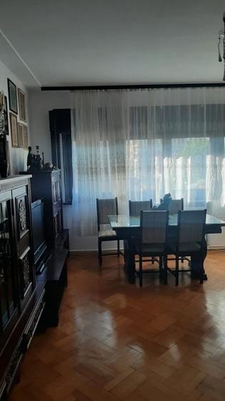 Apartament cu 4 camere în P-ța Rosetti