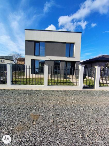Casă cu 4 camere cu Teren 440 Mp în Vânători