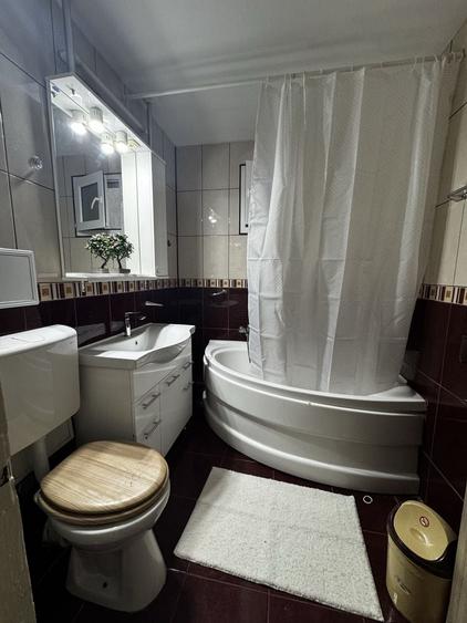 Apartament cu 3 camere decomandat în Berceni