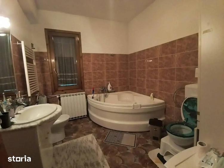 Casă cu 7 camere cu Teren 840 Mp în Central