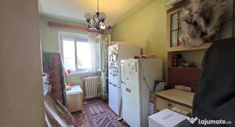 Apartament cu 4 camere semidecomandat în Dacia