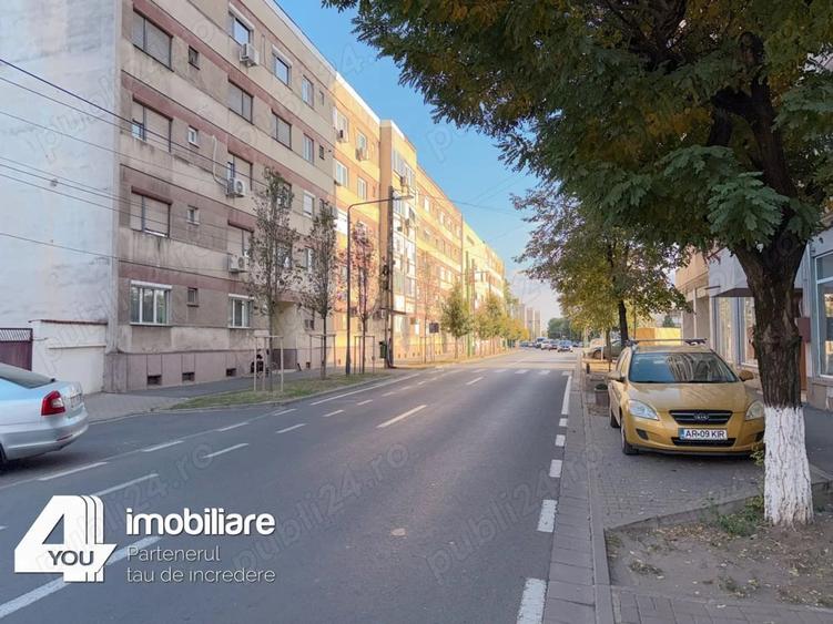 Apartament cu 4 camere decomandat în Boul Roșu