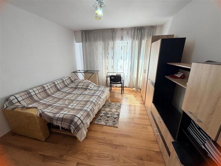 Apartament cu 3 camere decomandat, mobilat în Dacia