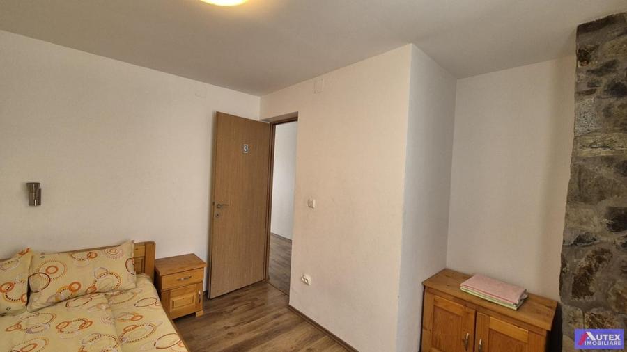 Casă cu 8 camere cu Canalizare în Central