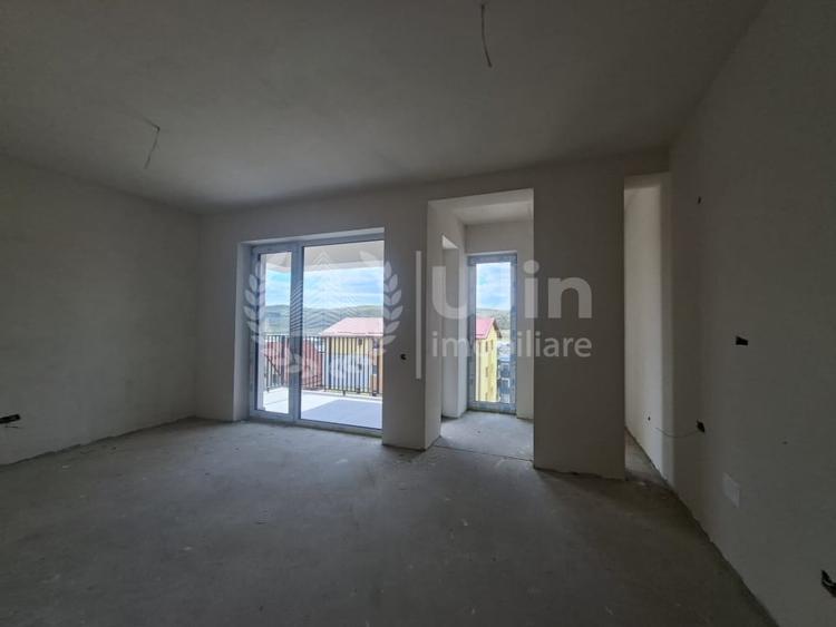 Apartament cu 3 camere semidecomandat în Baciu