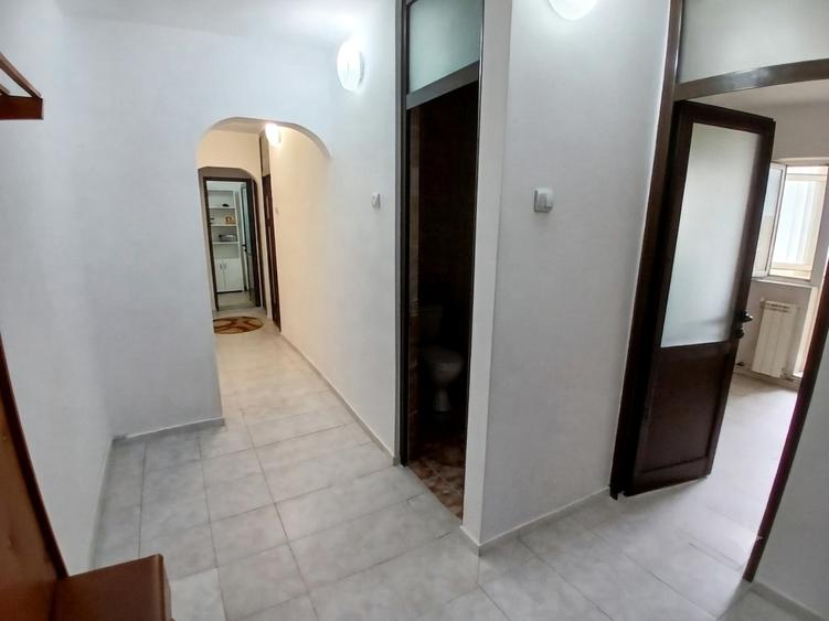Apartament cu 3 camere decomandat, mobilat în Nicolina