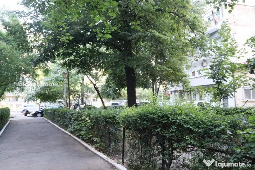 Apartament cu 3 camere semidecomandat în 1 Mai