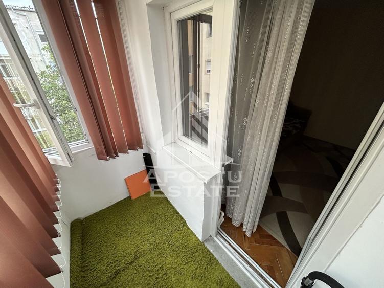 Apartament cu 3 camere semidecomandat, mobilat în Girocului
