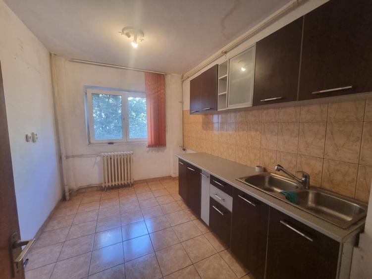 Apartament cu 4 camere semidecomandat în Moșilor