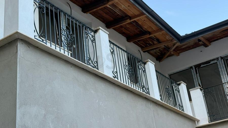 Casă individuală cu 11 camere cu Canalizare în Dristor