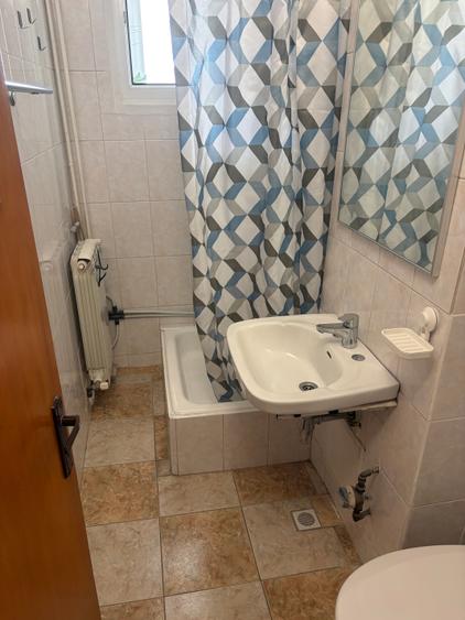 Apartament cu 4 camere decomandat în P-ța Victoriei