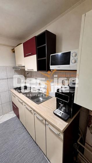 Apartament cu 3 camere semidecomandat, mobilat în Donici