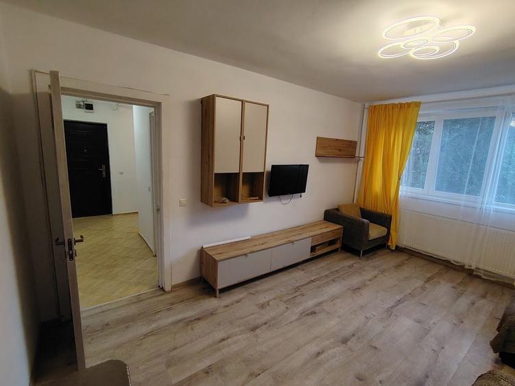 Apartament cu 2 camere decomandat în Apărătorii Patriei