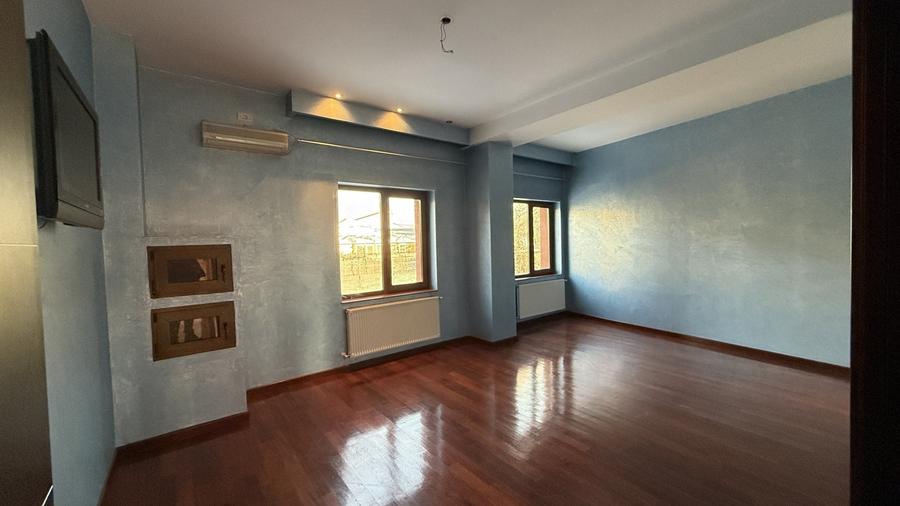 Casă individuală cu 7 camere cu Piscina în Eroii Revoluției
