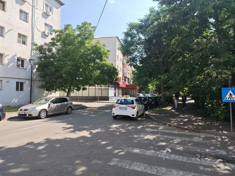 Apartament cu 3 camere decomandat în Exterior Vest