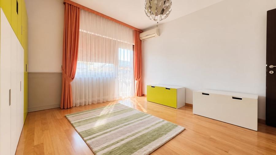 Casă individuală cu 6 camere cu Canalizare în Pipera