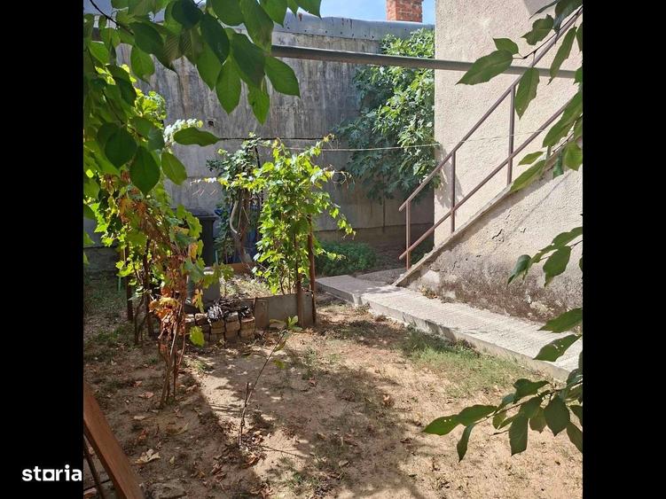 Casă cu 4 camere în Rovine