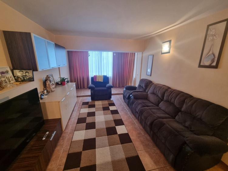 Apartament cu 3 camere decomandat, mobilat în Poarta 6