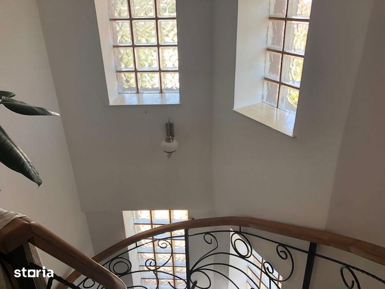 Casă cu 7 camere cu Piscina în Apărătorii Patriei