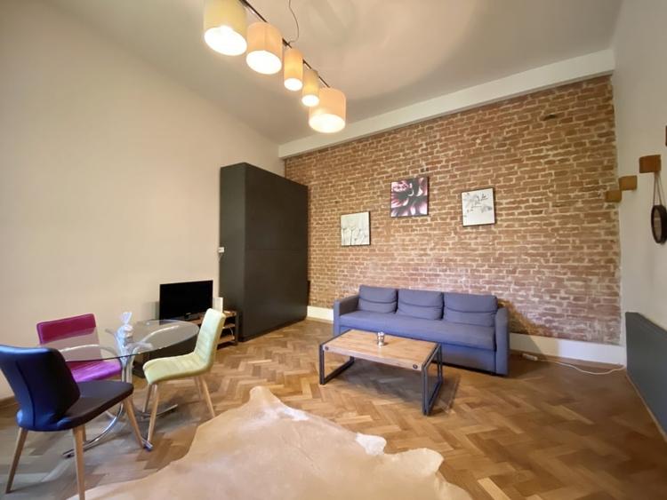 Apartament cu 2 camere semidecomandat, mobilat în Central