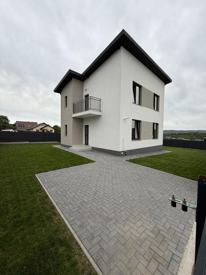 Casă cu 4 camere în Valea Adâncă