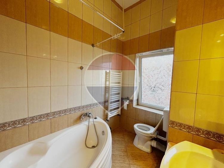 Apartament cu 3 camere semidecomandat, mobilat în Primăverii