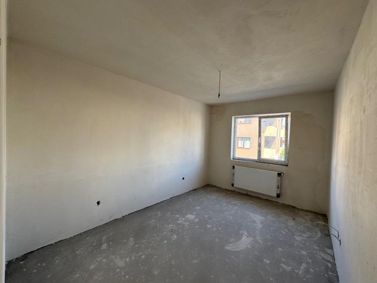 Apartament cu 3 camere semidecomandat în Florești