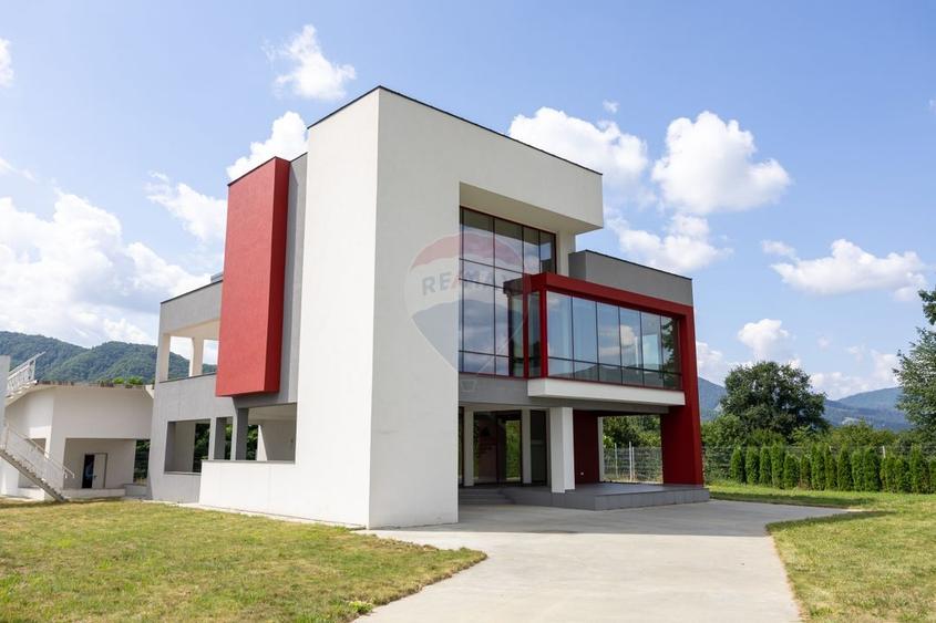 Casă individuală cu 5 camere cu Piscina în Bistrița